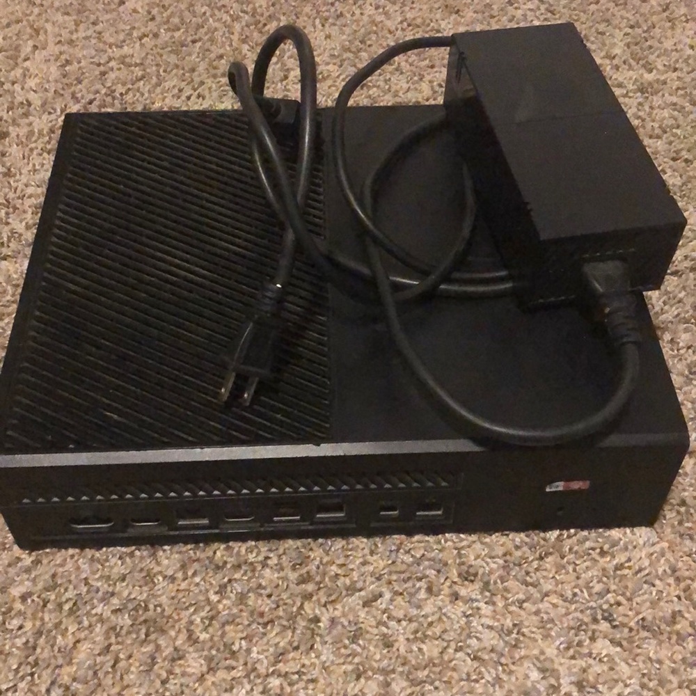 xbox one 500 gb+ 2 games + power cord.